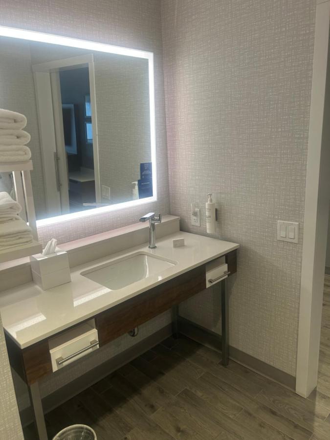 Hampton Inn By Hilton 金斯顿 外观 照片