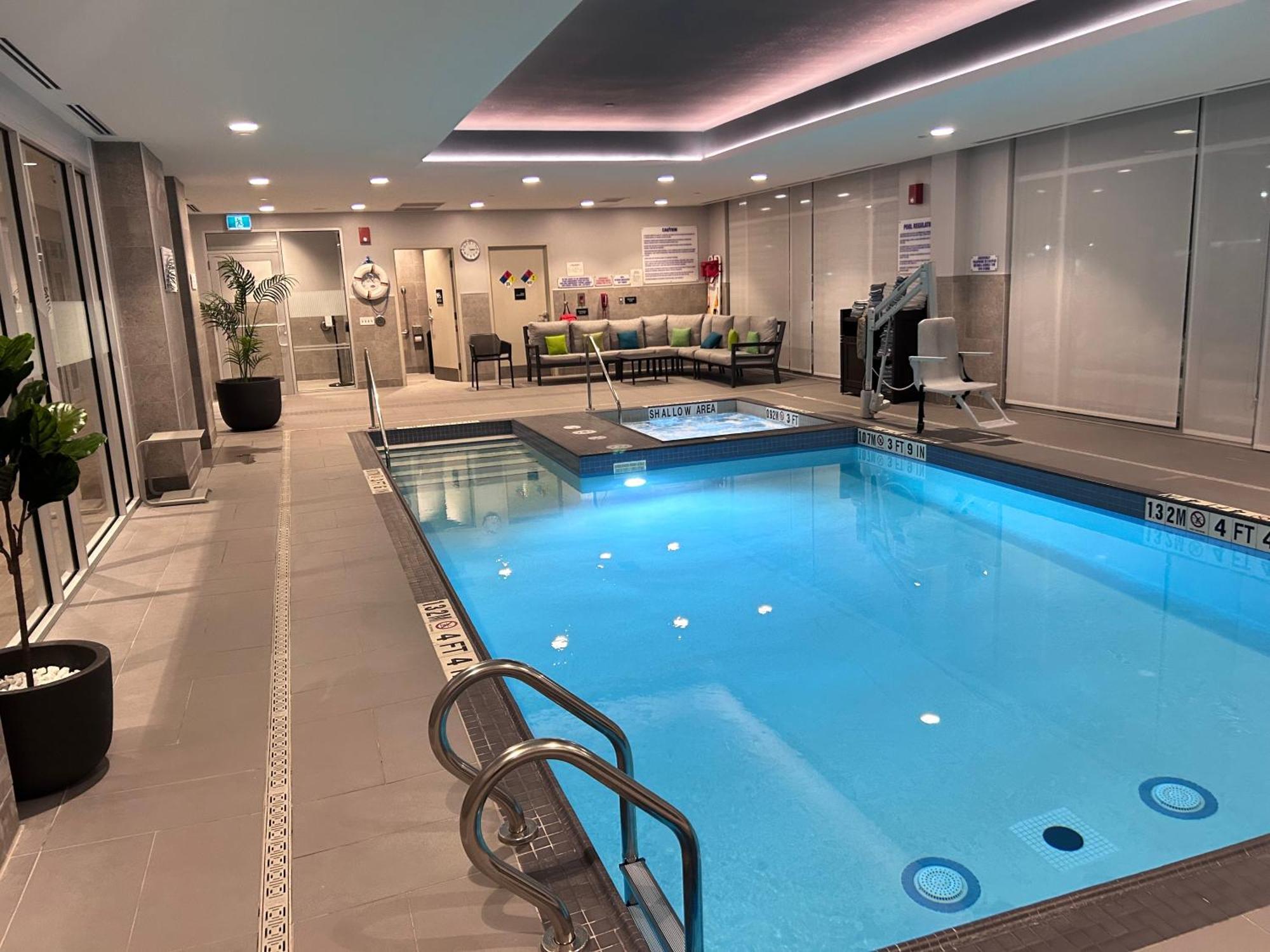 Hampton Inn By Hilton 金斯顿 外观 照片